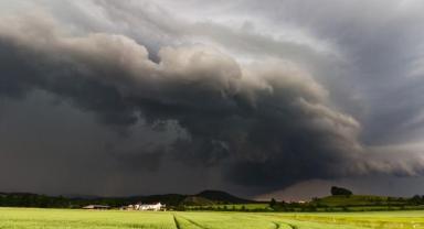 Norveç'te 30 yılın en şiddetli fırtınası nedeniyle toprak kayması ve çığ düşmesi uyarısı yapıldı