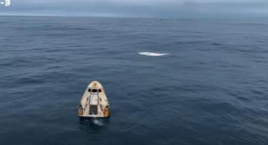 Türkiye'nin ilk astronotu Gezeravcı'nın da bulunduğu Dragon kapsülü Florida açıklarında okyanusa indi