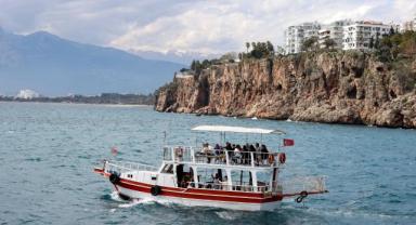 Antalya'daki turistik tekneler yaz sezonu için gün sayıyor