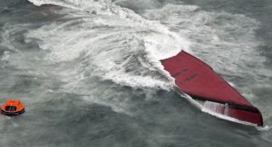 Güney Kore bandıralı kimyasal madde taşıyan tanker Japonya açıklarında alabora oldu