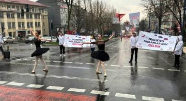 İstanbul'da trafikte bekleyenlere bale gösterisi sürprizi