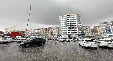 Kayseri'de 10 dakika süren dolu yolları ve araçların üzerini kapladı