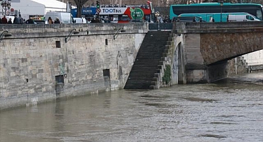 Paris'te Seine nehri yükseldi