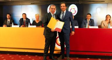 Galatasaray'da yeniden başkanlığa seçilen Dursun Özbek ile yönetimi mazbatalarını aldı