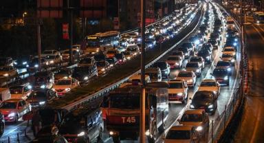 İstanbul'da haftanın ilk iş gününde trafik yoğunluğu yaşanıyor
