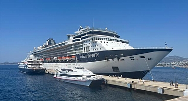 Bodrum'a iki kruvaziyerle 2412 turist geldi