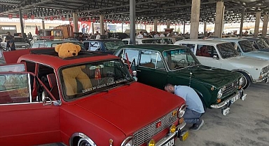 Klasik otomobil tutkunları Afyonkarahisar'da buluştu