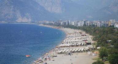 Antalya'da sıcaktan bunalanlar sahillerde yoğunluk oluşturdu