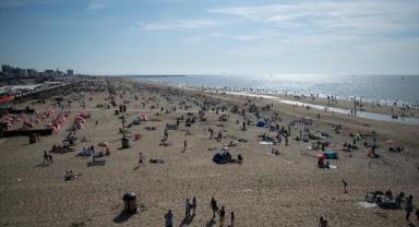 Hollanda’yı etkisi altına alan sıcaktan dolayı Hollandalılar serinlemek için plajlara akın etti