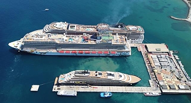 Kuşadası'na 3 kruvaziyerle 8 bin 576 turist geldi
