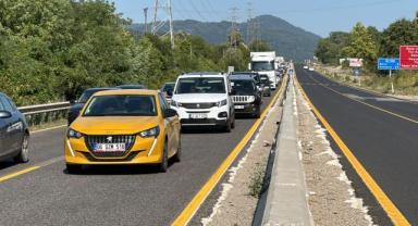 Anadolu Otoyolu’ndaki çalışma nedeniyle D-100 kara yolu Bolu Dağı geçişinde yoğunluk yaşandı