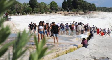 Pamukkale'yi yılın 8 ayında 1 milyon 700 bin turist ziyaret etti