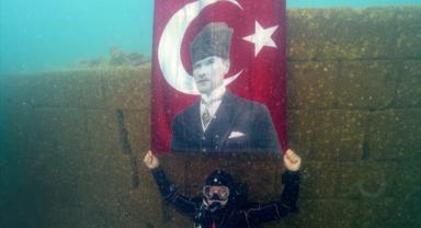 29 Ekim Cumhuriyet Bayramı Van Gölü'nün derinliklerinde kutlandı