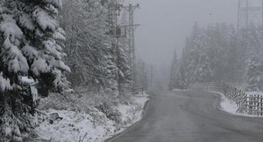 Bolu Dağı'nın Düzce kesiminde sis, Bolu'nun yüksek kesimlerinde kar etkili oldu