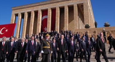 Cumhurbaşkanı Erdoğan başkanlığındaki devlet erkanı Anıtkabir'i ziyaret etti