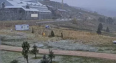 Uludağ'da mevsimin ilk kar yağışı etkili oluyor