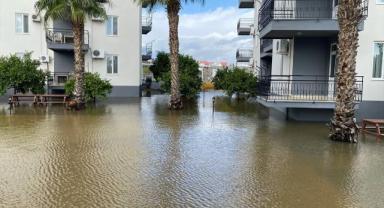 Antalya'da hortum ve kuvvetli sağanak seralara zarar verdi