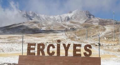 Erciyes Kayak Merkezi'ne kar yağdı
