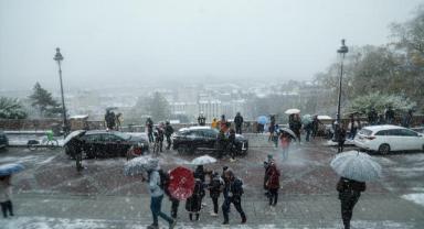 Paris'te kar yağışı başladı