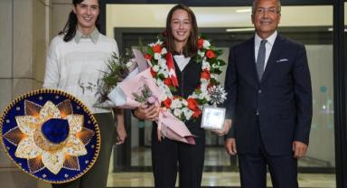 Şampiyon milli tenisçi Zeynep Sönmez yurda döndü