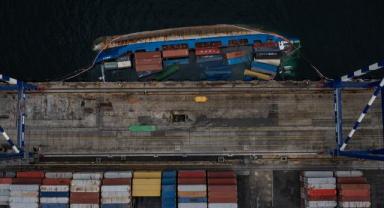 Ambarlı Limanı'nda yan yatan kuru yük gemisindeki 15 personel tahliye edildi