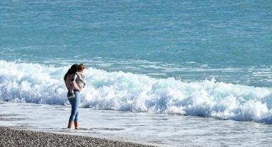 Antalya'da güneşli havayı fırsat bilenler denize girdi