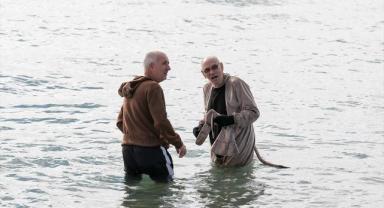Didim'deki İngilizler sahipsiz hayvanlar için soğuk havada denize girdi