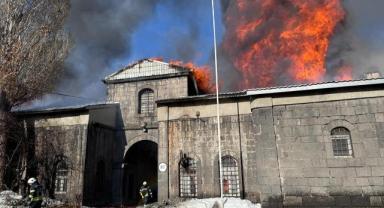 Erzurum'da tarihi Taş Ambarlar'da çıkan yangına müdahale ediliyor