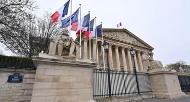 Fransa'da derinleşen siyasi kriz Avrupa finansal piyasalarını endişelendiriyor