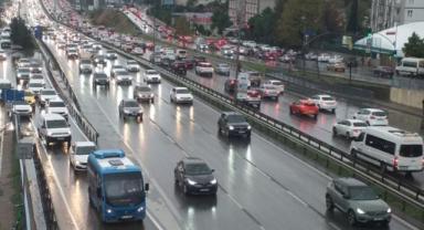 İstanbul'da haftanın ilk iş gününde trafik yoğunluğu yaşanıyor