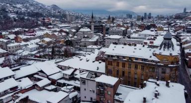 Kar yağışıyla beyaza bürünen Saraybosna dronla havadan görüntülendi