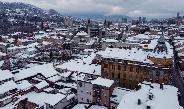 Kar yağışıyla beyaza bürünen Saraybosna dronla havadan görüntülendi