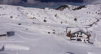 Karla erken buluşan Denizli Kayak Merkezi, ziyaretçi sayısından umutlu