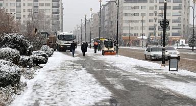 Sivas'ta kar yağışı etkili oluyor