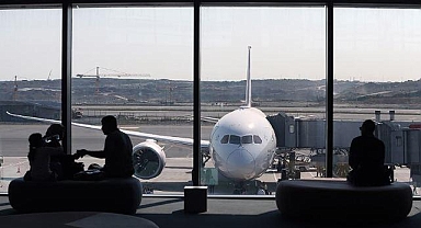 Üç saati aşan rötarlı uçuşlar için yolculara tazminat ödenecek