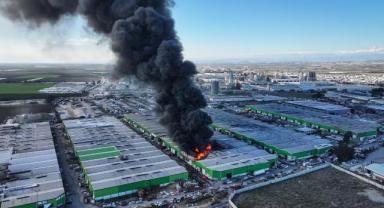 Adana'da plastik geri dönüşüm tesisinde yangın çıktı