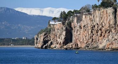 Antalya'da güneşli havayı fırsat bilenler sahillerde vakit geçirdi