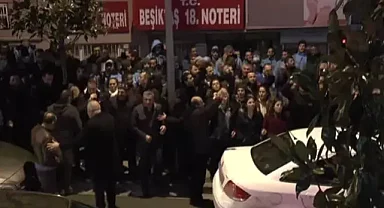 CHP'li grup, Beşiktaş Belediyesi önünde protesto gösterisi yaptı