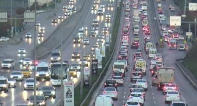 İstanbul'da haftanın ilk iş gününde trafik yoğunluğu yaşanıyor