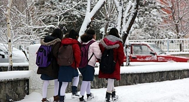 Kırklareli'nin Demirköy ilçesinde kar nedeniyle eğitime bir gün ara verildi
