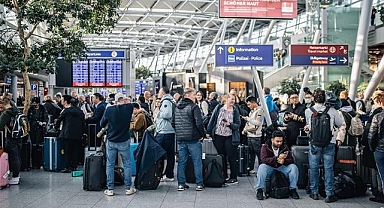 Olumsuz hava koşulları nedeniyle Frankfurt Havalimanı'nda 120 uçuş iptal edildi