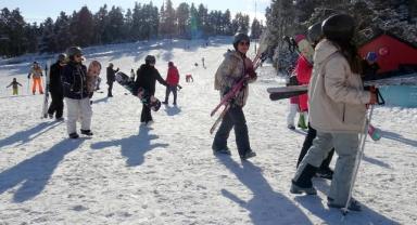 Palandöken ve Sarıkamış'taki pistler yeni yılın ilk gününde kayakseverlerle doldu