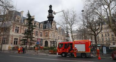 Paris'in 12. bölgesindeki belediye binasında yangın çıktı