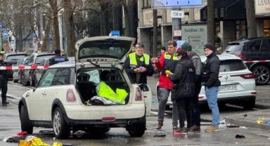 Almanya'nın Münih kentinde bir aracın kalabalığın arasına dalması sonucu 15 kişi yaralandı