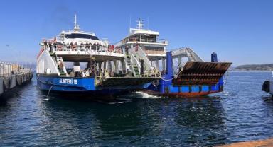 Çanakkale Boğazı'nda makine arızası yapan feribot iskeleye yanaştırıldı