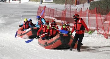 Erzurum'da 3 bin rakımda karda rafting yarışı