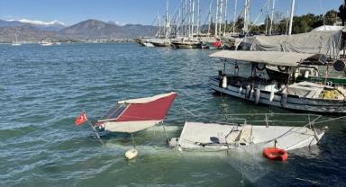Fethiye'de kuvvetli rüzgar nedeniyle tekne battı