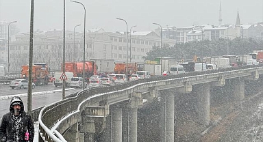 İstanbul'da etkili olan kar sürücülere zor anlar yaşattı