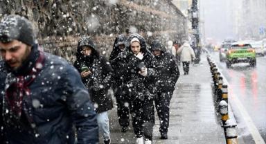 İstanbul'da etkisini artıran kar yağışı trafik yoğunluğuna neden oldu