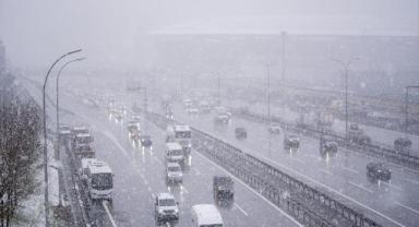 İstanbul'da etkisini sürdüren kar yağışı sürücüleri ve trafiği olumsuz etkiliyor